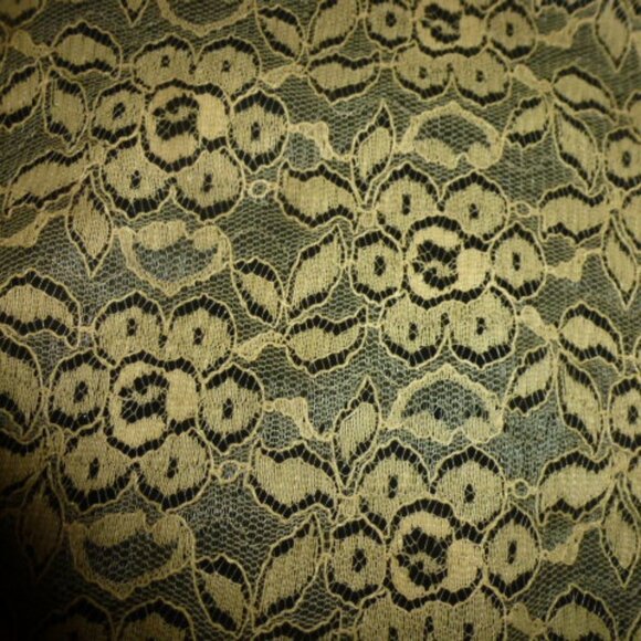 Holiday-Ready Golden Lace Rectangular Tablecloth ✨ Vintage - Picture 2 of 11